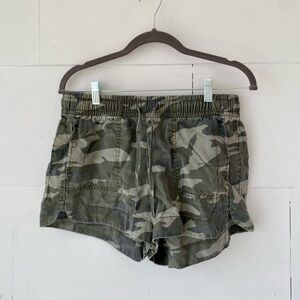 High-rise camouflage dolphin shorts